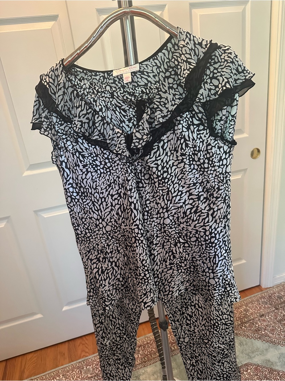 Oscar De La Renta loungewear. Black&White Patterned Ruffle Neck Top and pants.